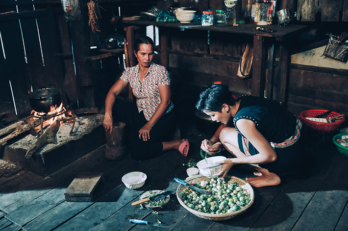 H’hen Niê chia sẻ cà đắng là nguyên liệu yêu thích của người Ê- Đê nên mỗi khi đi xa, cô rất thèm những món có cà đắng. Ảnh: BTC