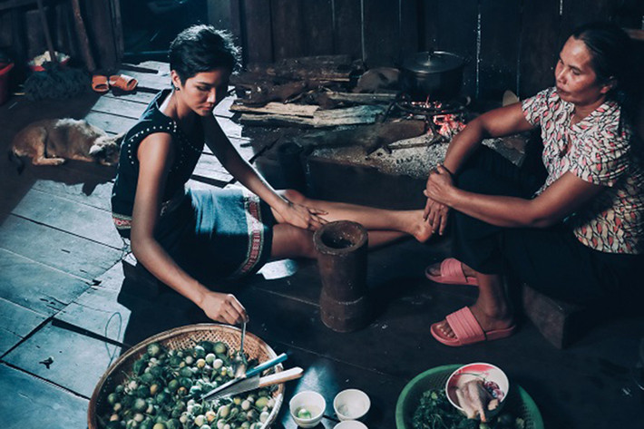 H’hen Niê rất thích ăn cà đắng. Đây là món ăn truyền thống của người dân tộc Ê-đê. Ảnh: BTC