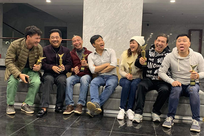 ...Kệ, chúng tôi vẫn làm. Làm vì nghề. Làm vì công việc. Làm vì sự say mê và hơn hết có lẽ là làm vì trách nhiệm. Trách nhiệm với nhau, trách nhiệm với cuộc sống này, trách nhiệm với niềm tin của những khán giả yêu mến. Làm tiếp nhé các anh chị".