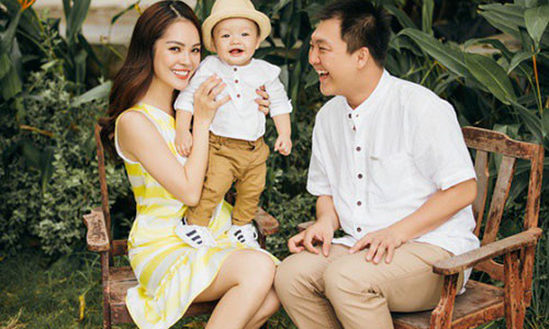 Nói về lý do chia tay, Dương Cẩm Lynh chia sẻ vợ chồng cô có nhiều quan điểm bất đồng. Trong hơn hai năm qua, họ cố gắng dung hòa, hiểu nhau hơn để con trai có cả bố lẫn mẹ nhưng không thành. Cuối cùng, nữ diễn viên phải chủ động đề nghị chia tay vì không muốn cả hai phải chịu đựng nhau thêm. Dương Cẩm Lynh thẳng thắn tiết lộ, cô ra đi với “hai bàn tay trắng”, không nhận bất cứ khoản tiền nào từ chồng mà chỉ để anh chi trả cho việc học của con trai.