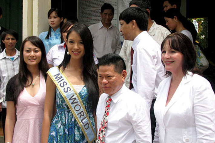 Tỷ phú Hoàng Kiều được cho là say đắm Hoa hậu Thế giới 2007 Trương Tử Lâm. Ảnh: Zing
