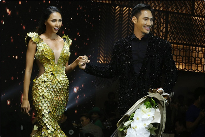 Siêu mẫu 9x chia sẻ, sát giờ diễn, phía ê-kíp mới mời cô tham gia trình diễn khiến cô cảm thấy không được tôn trọng. Ảnh: Thế giới trẻ
