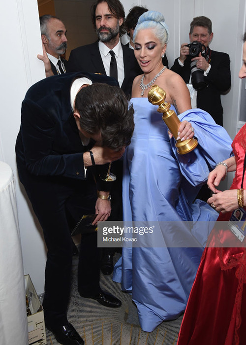 Dù thua giải diễn xuất nhưng Lady Gaga vẫn vui vẻ ở hậu trường bên các cộng sự. Ảnh: Getty