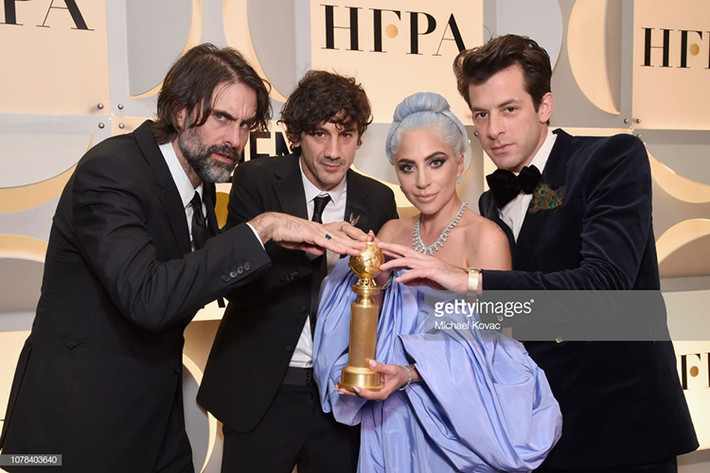 Lady Gaga tạo dáng bên chiếc cúp danh giá. Ảnh: Getty