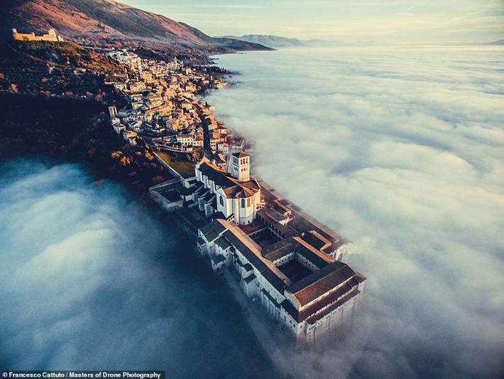 Bức ảnh chụp nhà thờ thánh Francis ở vùng Assisi, Italy, của nhiếp ảnh gia Francesco Cattuto đã chiến thắng trong cuộc thi Nhiếp ảnh Drone Quốc tế Dronestagram năm 2016. Kể về quá trình tác nghiệp, ông cho hay khi Cattuto đến thành phố, sương mù dày đặc và không khí ẩm ướt. Tuy nhiên, người đàn ông này vẫn quyết định bay thử. "Khi fly cam vượt qua những đám mây, tôi nhìn thấy một cảnh tượng tuyệt vời. Biển mây bao quanh thành phố và tô điểm cho khung cảnh", ông nói.