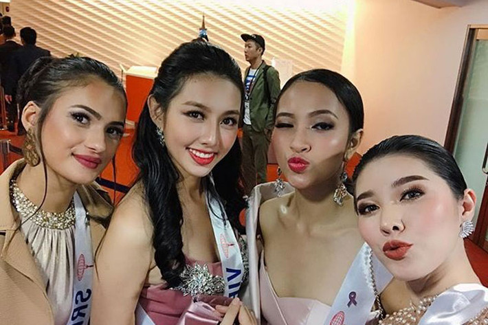Thùy Tiên đã tặng nón lá cho các thí sinh cùng thi Hoa hậu Quốc tế 2018.