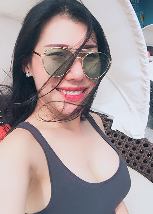 Em gái kết nghĩa của Quách Tuấn Du mặc gợi cảm trên sân khấu lẫn đời thường.