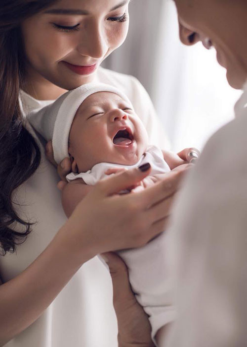Sau 2 năm làm đám cưới, vợ chồng Lương Thế Thành - Thúy Diễm hạnh phúc đón con trai đầu lòng.