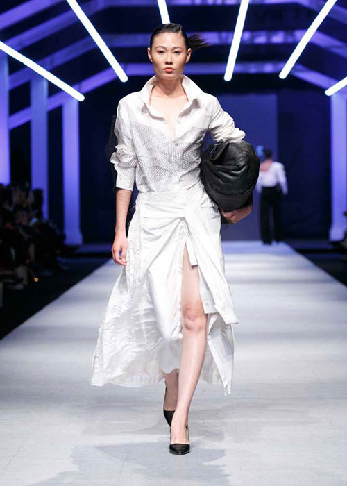 Ngoài Lan Khuê, show diễn của Lâm Gia Khang còn có sự góp mặt của Mai Giang - quán quân Vietnam's Next Top Model 2012. Cô đã trở lại sàn catwalk sau gần 3 năm tập trung chăm lo tổ ấm nhỏ.
