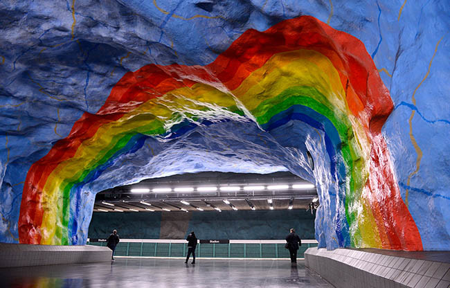 Stadion Station, Stockholm, Sweden: Nghệ thuật tại trạm Stadion được lấy cảm hứng từ thế vận hội Olympic được tổ chức tại Thụy Điển vào năm 1912. Với hình ảnh cầu vòng khổng lồ ấn tượng, trạm Stadion trở thành địa điểm “sống ảo” bậc nhất trong hệ thống tàu điện ngầm của thủ đô Stockholm.