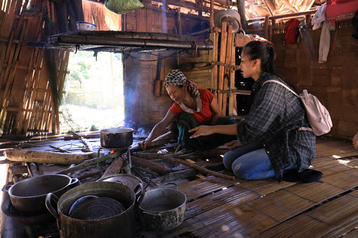 Thực hiện dự án nhân ái, Hoa hậu Việt Nam 2018 diện trang phục giản dị, năng động.