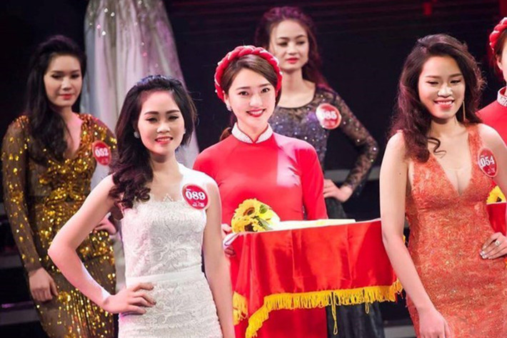 Nữ PG sinh năm 1994 trở thành tâm điểm trên sân khấu cuộc thi Người đẹp Kinh Bắc 2017 bởi nhan sắc xinh đẹp. Ảnh: FBNV