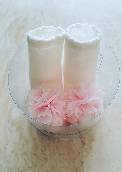 Đi kèm thông báo về con gái, Bi Rain còn đăng tải trên trang cá nhân hình ảnh đôi giày len nhỏ xinh đính hoa màu hồng vô cùng đáng yêu. Ảnh: Instagram nhân vật