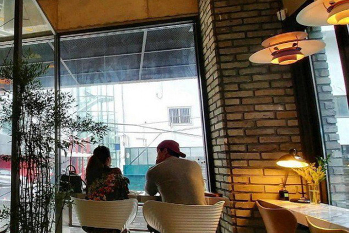 Đầu tháng 10/2017, Kim Tae Hee bị bắt gặp tranh thủ hẹn hò uống cà phê cùng chồng ở khu phố gần nhà. Trong ảnh, Bi Rain chăm chú nhìn và nghe vợ nói. Ảnh: Allkpop