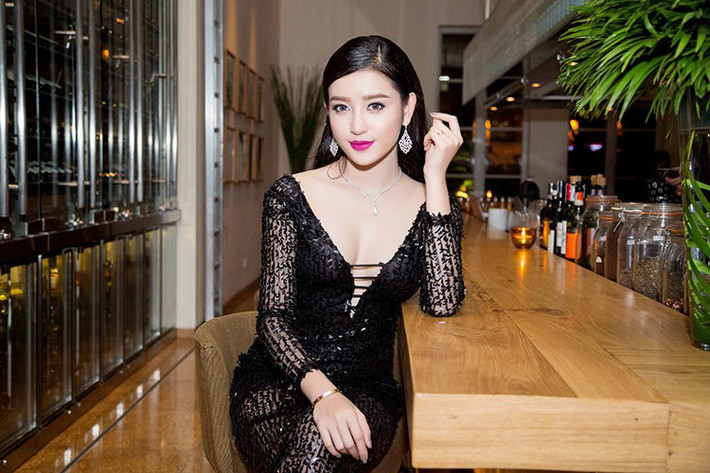 Giữ hình ảnh sạch scandal và gu thời trang đẳng cấp, Á hậu 1 cuộc thi Hoa hậu Việt Nam 2014 ngày càng đắt show sự kiện, làm đại diện quảng cáo. Ảnh: Minh Luân