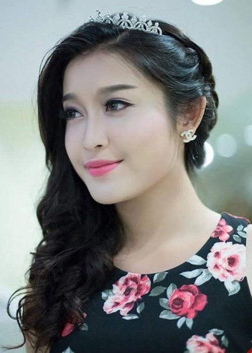 Thời điểm vừa đoạt ngôi vị á hậu 1 cuộc thi Hoa hậu Việt Nam 2014, Huyền My vướng một số tin đồn như nghi vấn là gà cưng của Vũ Khắc Tiệp nhưng cô một mực phủ nhận. Ảnh: Dân Việt