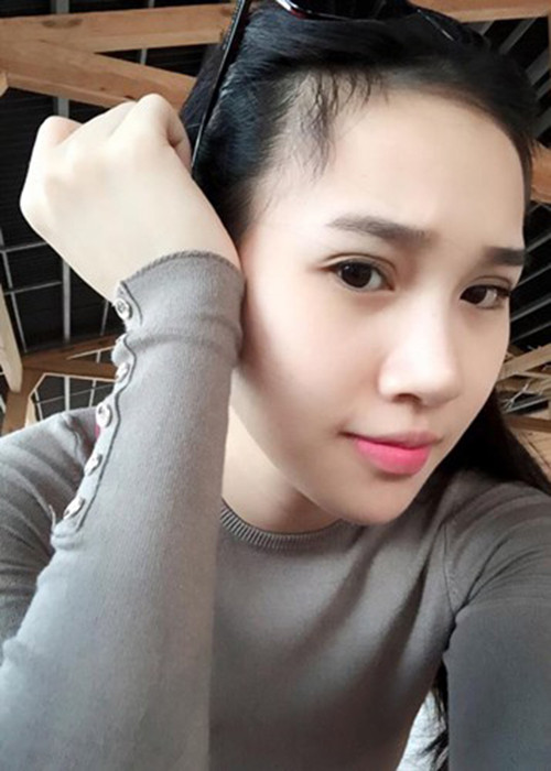 Năm 2015, người mẫu Thanh Trúc nhận được sự chú ý khi tiết lộ bạn trai ngoại tình dù cô trên bàn mổ sinh con trai đầu lòng và những khó khăn làm mẹ đơn thân. Tuy nhiên, chân dài sinh năm 1992 bị "tố ngược" là “người thứ ba” phá hoại một gia đình yên ấm. Ảnh: FBNV