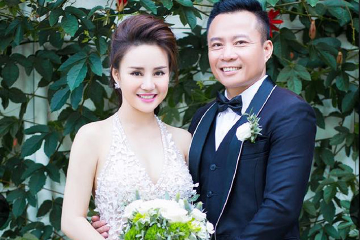 Sau khi công khai ông xã doanh nhân tên là Lê Thiện, ca sĩ Vy Oanh bất ngờ bị tố là người thứ ba. Theo lời người tố, giọng ca “Đồng xanh” chen chân vào mối quan hệ giữa doanh nhân Lê Thiện và chị Cẩm Vân. Ảnh: FBNV