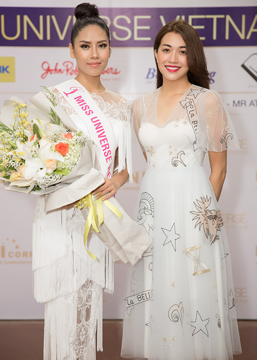 Á hậu Lệ Hằng – đại diện Việt Nam tại Hoa hậu Hoàn vũ Thế giới 2016 – đã tặng hoa chúc mừng và trao dải băng cho Nguyễn Thị Loan.