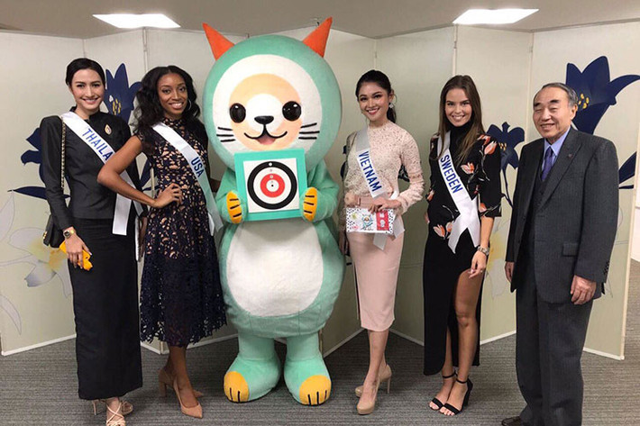 Đại diện Việt Nam cũng luôn tươi tắn khi tham gia những hoạt động đầu tiên trong khuôn khổ cuộc thi. Ảnh: FBNV