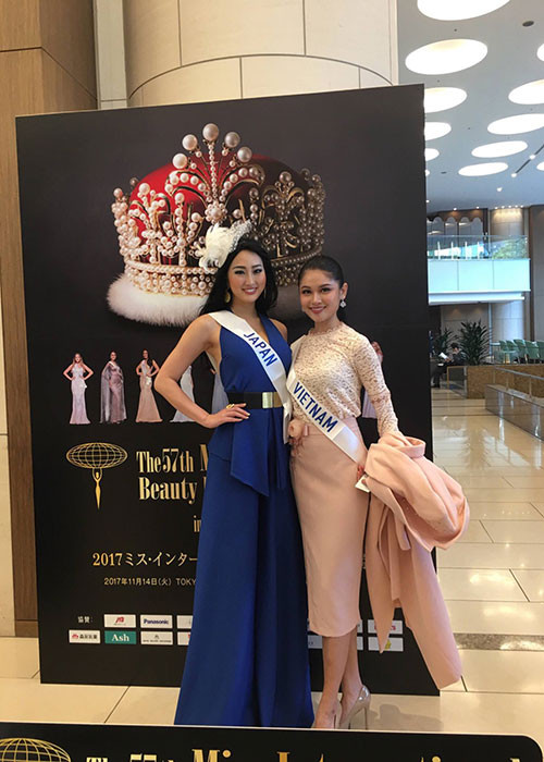 Thùy Dung rạng rỡ bên đại diện Nhật Bản. Ảnh: FBNV