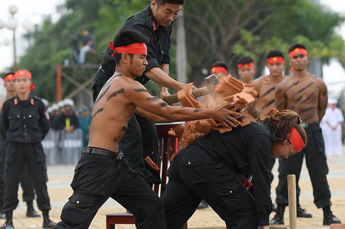 Nhờ việc rèn luyện khí công, các chị em có thể chịu được lực tấn công lớn của búa tạ vào gạch ngói kê trên lưng.