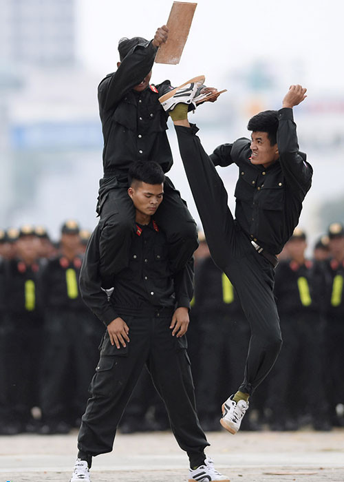 Pha bay người công phá liên hoàn mục tiêu trên không.