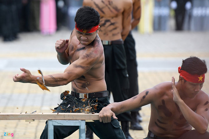 Dùng tay không chặt vỡ hàng loạt chai thuỷ tinh liên tiếp xếp trên bàn.