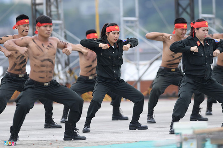 Trong nội dụng tổng duyệt đặc biệt có màn biểu diễn khí công, võ thuật, đối kháng trấn áp tội phạm.