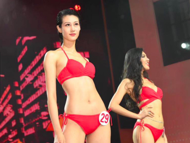 Khâu Tường trong phần thi bikini cũng được đánh giá tự tin, cô đã có kinh nghiệm 10 năm trong làng mẫu.