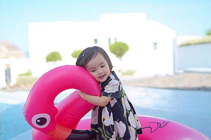 Bé Zia tỏ ra rất dạn dĩ trước ống kính máy ảnh. Được biết, cô nhóc thỉnh thoảng làm người mẫu ảnh cùng bố mẹ.