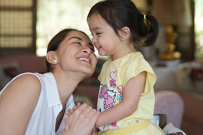 Bé Zia sở hữu khuôn mặt xinh xắn với đôi mắt sáng long lanh và chân mày tuyệt đẹp. Càng lớn, cô nhóc càng đáng yêu.