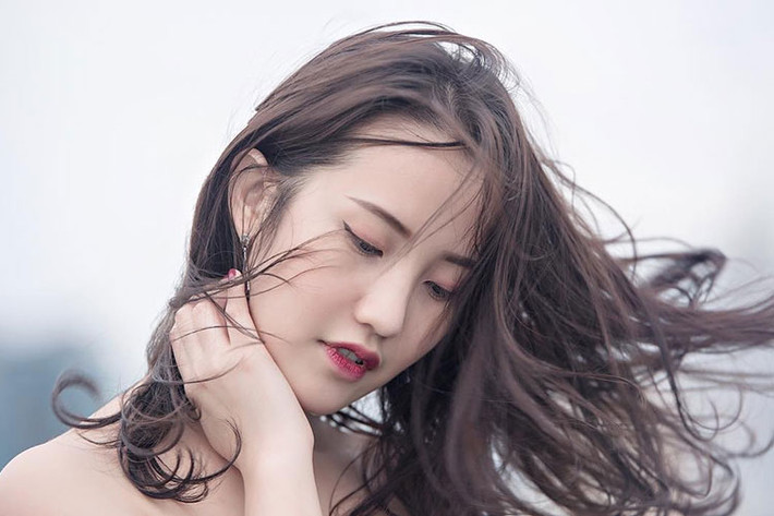 Sở hữu nhan sắc xinh đẹp, Xuân Thảo từng tham gia Hoa hậu Phụ nữ Việt Nam qua ảnh 2012. Tại cuộc thi này, cô lọt top 10 và giành giải Người đẹp khả ái và Người đẹp Ảnh.