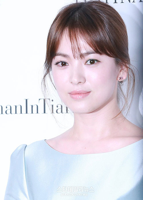 Song Hye Kyo rất giàu có. Nữ diễn viên có mức cát-sê đóng phim, đóng quảng cáo, dự sự kiện "khủng". Ngoài ra, Song Hye Kyo còn được xem là đại gia bất động sản khi sở hữu nhiều căn hộ riêng. Ảnh: Stardailynews