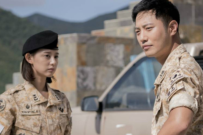 2 đồng nghiệp của Song Joong Ki và Song Hye Kyo trong “Hậu duệ mặt trời”: Jin Goo và Kim Ji Won cũng được cho là sẽ tham dự đám cưới của cặp Song - Song. Ảnh: Allkpop
