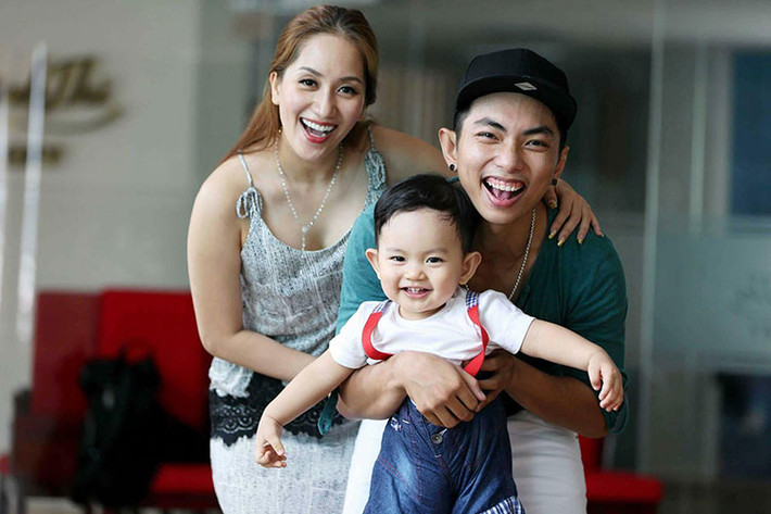 Cũng yêu "phi công trẻ" như Phi Thanh Vân và Cát Tường nhưng Khánh Thi đang hưởng trái ngọt. Khánh Thi hơn Phan Hiển 12 tuổi. Với sự chênh lệch tuổi tác cùng sự phản đối từ gia đình hai bên, cả hai từng không ít lần nói lời chia tay. Ảnh: FBNV