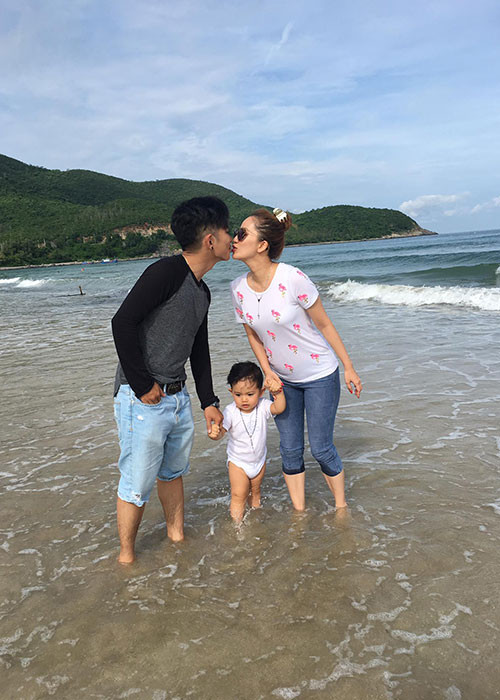 Khi mối quan hệ giữa Khánh Thi và Phan Hiển tưởng chừng không thể cứu vãn thì cậu con trai đầu lòng đã gắn kết tình cảm của cả hai. Sau khi công khai, chuyện tình của cặp đôi từng bị gièm pha, nhưng hiện tại Khánh Thi và Phan Hiển nhận được sự ủng hộ và ngưỡng mộ của nhiều khán giả. Ảnh: FBNV