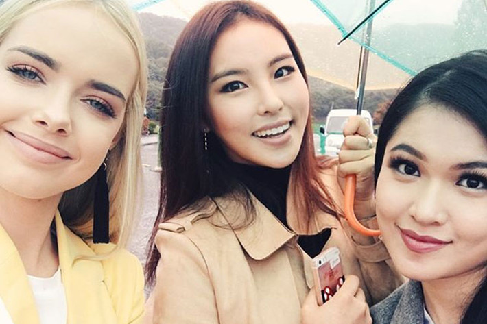 Á hậu Thùy Dung tươi tắn bên đại diện của Hàn Quốc và Nam Phi tại Hoa hậu Quốc tế 2017.