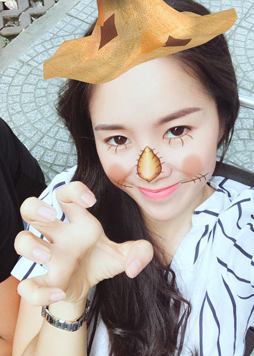 Lê Phương hỏi fans: “Mình đi thi bông hậu Halloween được không ta?”.
