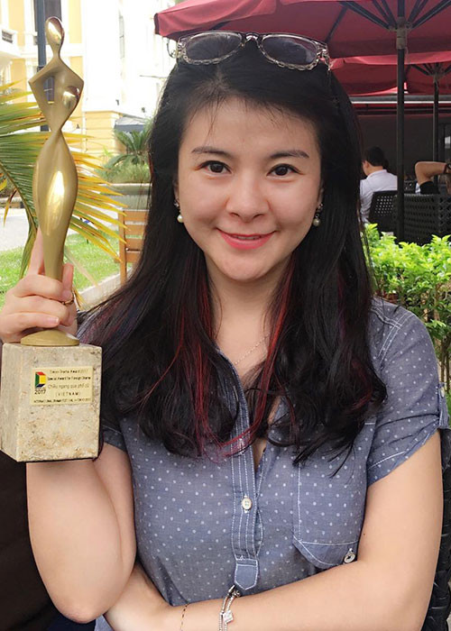 Diễn viên Kim Oanh khoe cúp Giải Phim nước ngoài hay nhất tại Liên hoan phim truyền hình quốc tế Tokyo dành cho bộ phim “Chiều ngang qua phố cũ”.