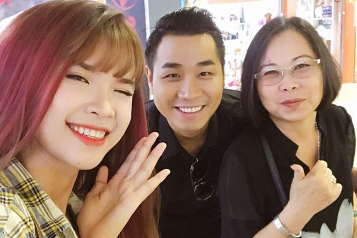 MC Nguyên Khang hội ngộ Khởi My tại phòng chờ của sân bay. “Tại sân bay, em gặp cái cô này. Nghe bảo cô sắp thành bà Khởi My rồi thế mà vẫn còn teen lắm”, anh viết.