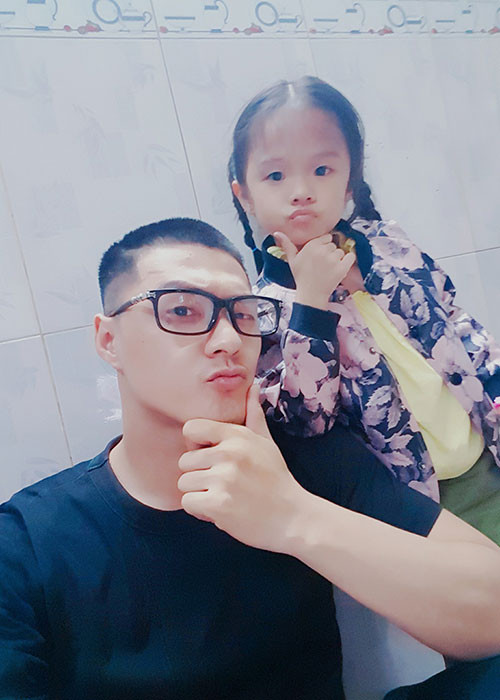 Lâm Vinh Hải đưa con gái đi chơi mừng sinh nhật sớm của bé.