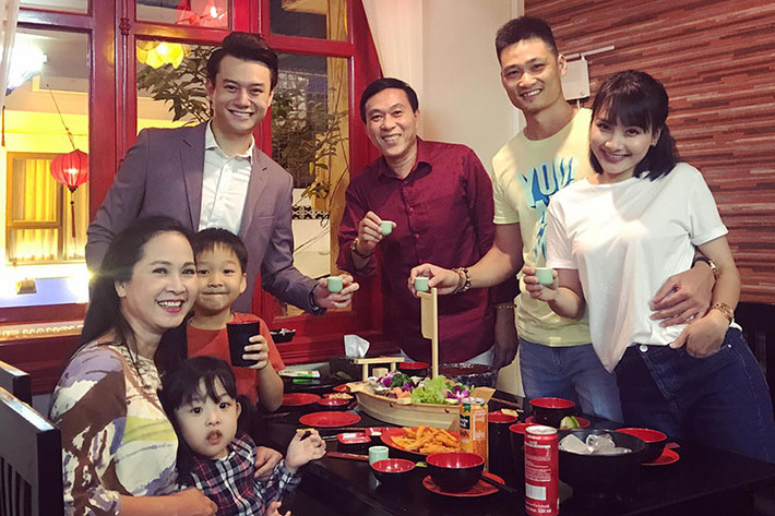 Vợ chồng sao Việt NSND Lan Hương - Đỗ Kỷ và vợ chồng diễn viên Bảo Thanh hội ngộ diễn viên Anh Dũng.