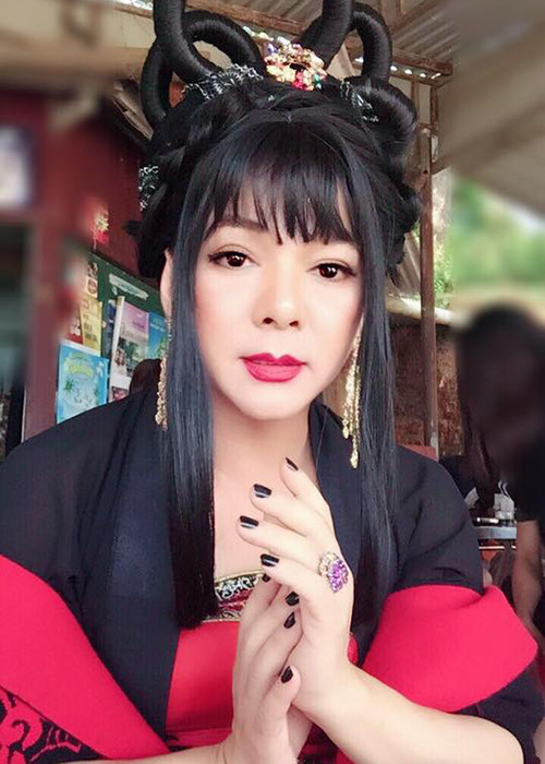 Ca sĩ Vũ Hà đăng ảnh giả gái. Anh vốn là một trong những sao Việt có biệt tài hóa thân nhân vật nữ.