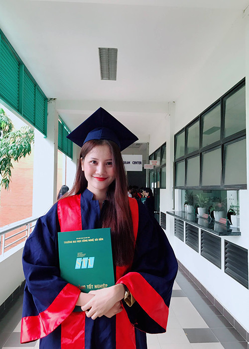 Người mẫu Hương Ly mặc áo cử nhân đi nhận bằng tốt nghiệp đại học.