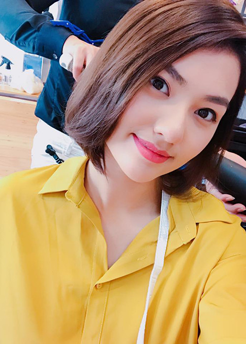 Hồng Quế được khen trẻ trung, xinh đẹp hơn khi cắt tóc ngắn.