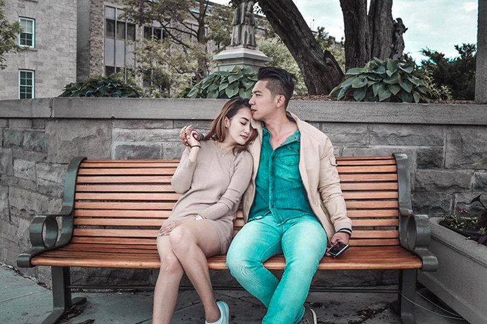 Mai Quốc Việt khoe ảnh hạnh phúc bên vợ ở Canada. Từ khi kết hôn, nam ca sĩ thường xuyên di chuyển giữa Việt Nam và Canada thay vì định cư ở nước ngoài.
