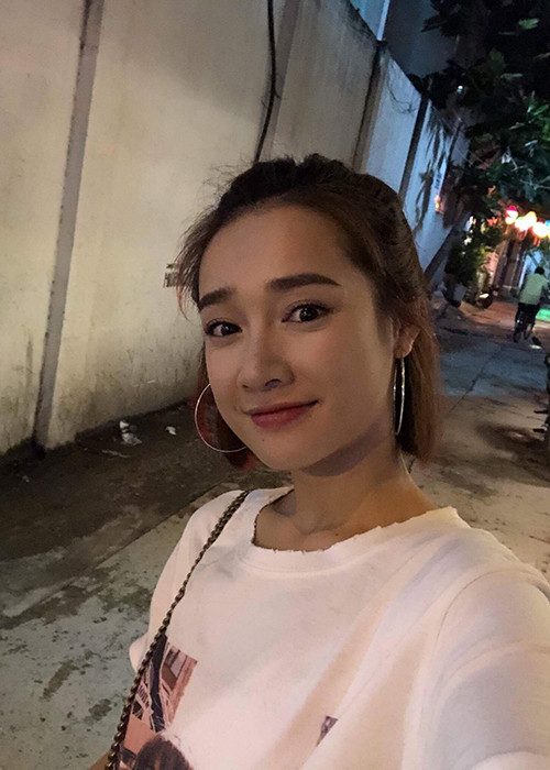 Nhã Phương than thở bị cảm sau khi quay phim đến tận khuya.