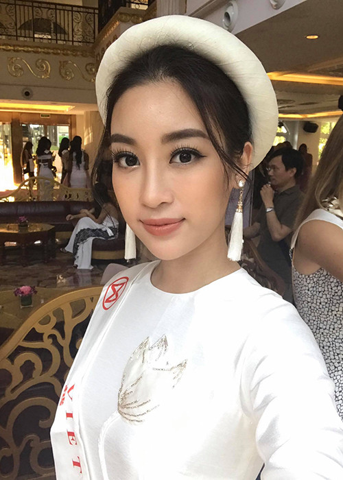 Hoa hậu Đỗ Mỹ Linh chọn mặc áo dài trong một sự kiện từ thiện tại cuộc thi Hoa hậu Thế giới 2017.