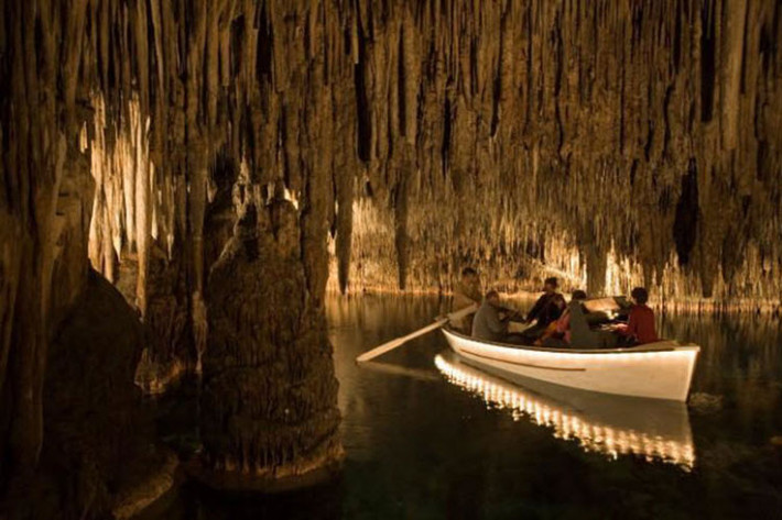 Các nhạc công chơi nhạc khi di chuyển qua hang động Cuevas del Drach trên đảo Majorca, Tây Ban Nha.